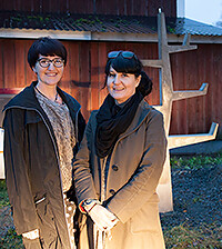 Anna Palmgren och Christel Stenberg framför p.a.C.t:s egendesignade betongträd (cirka trehundrade kilo tungt!)