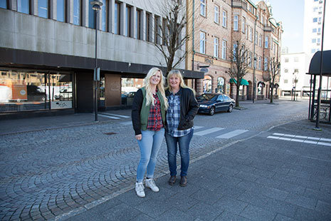 Här - mellan Swedbank och Fonus - kommer Elin och Sofia Westlund att öppna restaurang och café i höst. Under tiden byggs gatan om, vilket skapar förutsättningar för uteservering till nästa sommar. 