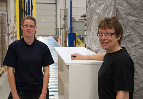 Cecilia Josefssons och Anita Schmeijs arbete blir smidigare i och med den automatiserade bandningslinan. 