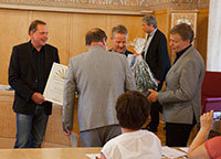 Årets företagare tar emot pris från Företagarna Höglandet, Nässjö Näringsliv AB och Nässjö kommun, under kommunfullmäktiges sammanträde. 