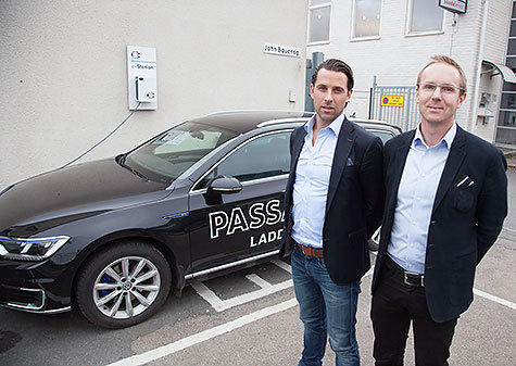 Björn Runfeldt, Key Account Manager, Atteviks, samt Nils  Sjöberg, Key Account Manager VW Fleet, vid en visning av den nya Volkswagen Passat GTE elhybrid. 