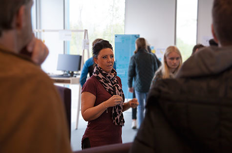 Sofie Kalén, JSC IT-partner, guidar elever från Teknikcollege på Höglandet. 