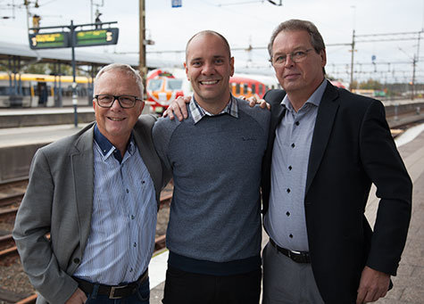 En nöjd trio i järnvägsmiljö. Thiago Cavalcanti, brasiliansk järnvägssystemingenjöär tillsammans med projektledare Hans-Inge Almgren vid Nordic Infracenter och Holger Jonasson vid Nässjö Näringsliv AB som varit pådrivande för att få till projektet. 