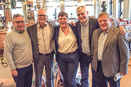 Holger tillsammans med kommunstyrelsens ordförande Anci Magnusson samt hennes tre föregångare Rolf Lind, Bo Zander och Greger Phalén. 