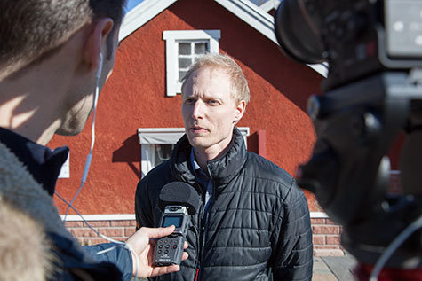 Flisby AB:s Kristofer Hansen grillas av journalisten Håkan Montelius. 