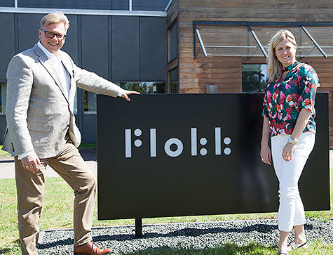 Ser du vad det står på skylten? Flokk är nya namnet på SB Seating. På bilden VD Berndt Axelsson och Marketing Manager RH, Louise Angel. 